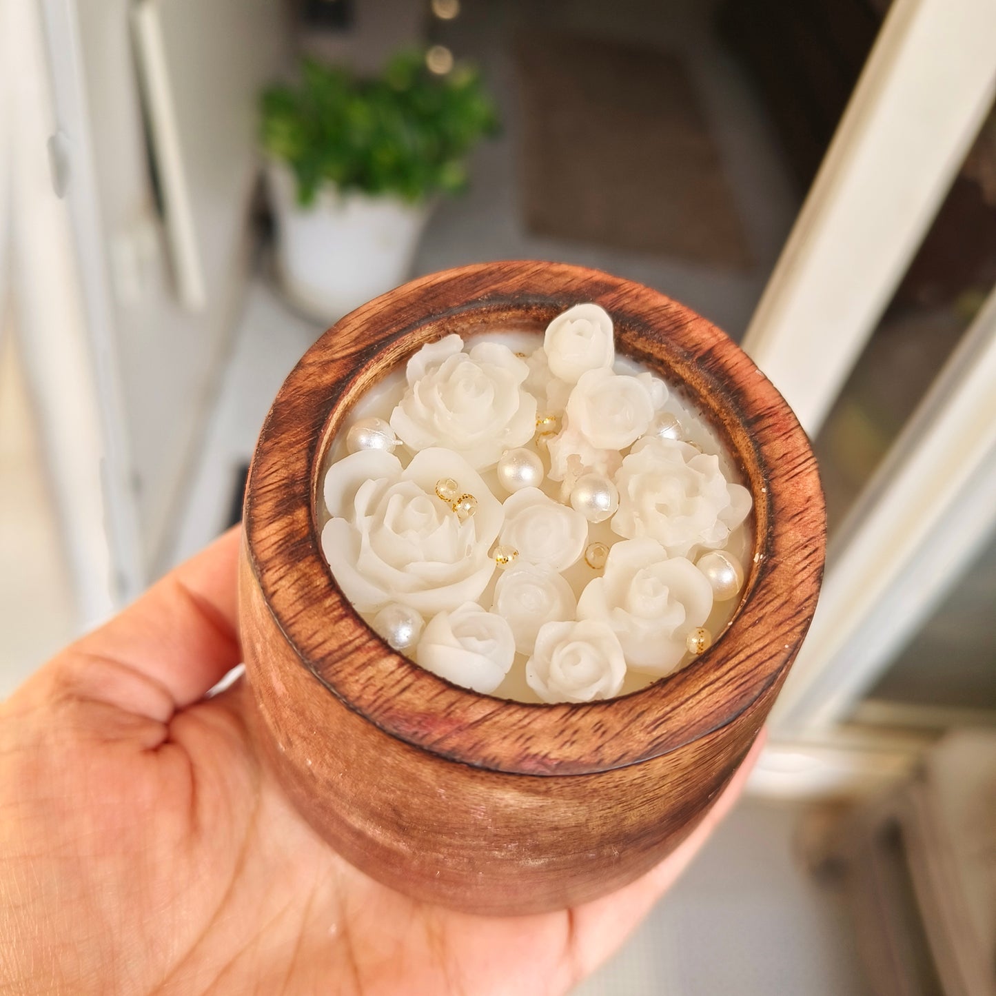 Hand-Poured Soy Wax Scented Candle in Wooden Jar – Elegant White Rose & Pearl (6cm x 8cm)