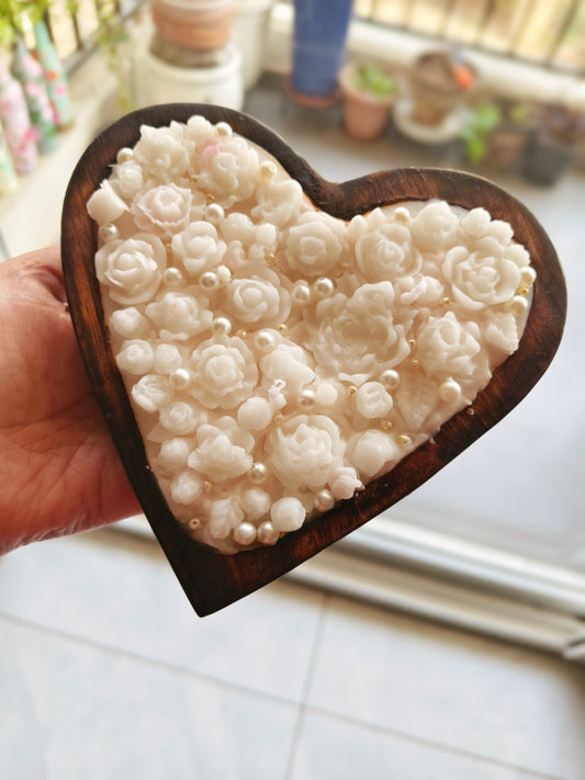Hand-Poured Heart-Shaped Wooden Bowl Candle – Large White Rose & Pearl Artisanal Decor (15cm x 15cm)