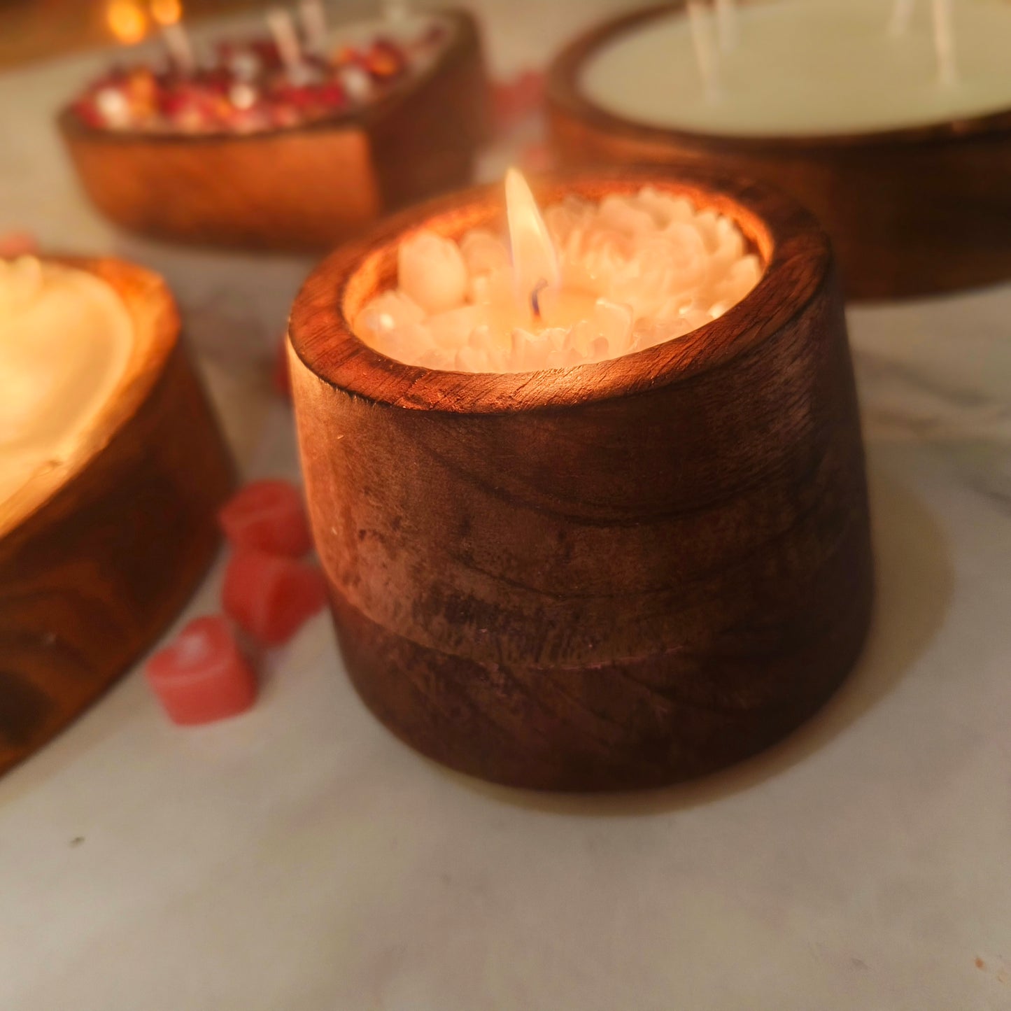 Hand-Poured Soy Wax Scented Candle in Wooden Jar – Elegant White Rose & Pearl (6cm x 8cm)